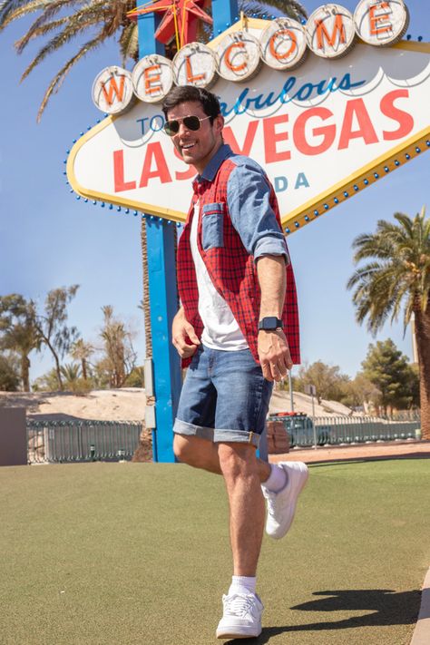 Men photo on LAS VEGAS sign Las Vegas Outfit Men Night, Vegas Outfit Men Night, Las Vegas Outfit Men, Las Vegas Outfit Summer, Sweet 16 For Boys, Vegas Photoshoot, Pose Picture, Vegas Photos, Mens Photoshoot