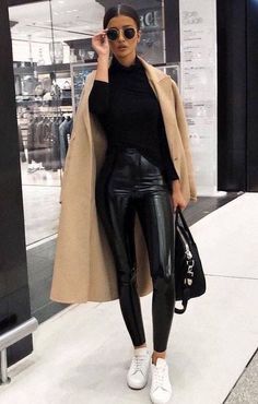 Leggings Outfit For Work, Leather Trousers Outfit, Trendy Outfits With Leggings, Moda Over 40, Trendy Outfits 2020, Look Legging, Looks Jeans, Casual Glam, Leather Pants Outfit