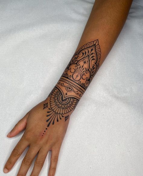 Wrist Pattern Tattoo, Cuff Wrist Tattoo, Henna Tattoo Designs Wrist, Mandala Wrist Tattoos For Women, Mandala Tattoo Design Women Arm, Simple Band Tattoo, Hand Mandala Tattoo, Wrist Henna Tattoo, Wrist Mandala