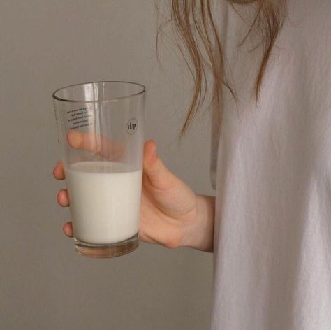 Cool Pictures Of Nature, Oat Milk, Hot Cocoa, Glass Of Milk, Food Art, Oats, Cool Pictures, Cocoa, Coffee Tea