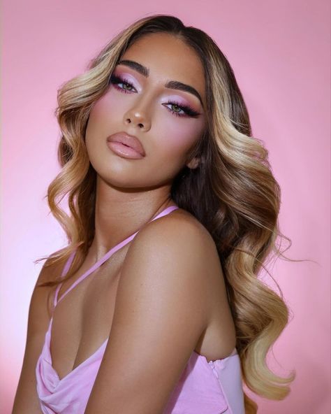 Glam Bymajha on Instagram: "Pink vibes 💗 Pink obsession palette Bronzer Light Light brown lip liner Doll lipgloss" Pageant Photoshoot, Burn Makeup, Brown Lip Liner, Light Pink Eyeshadow, Pink Obsession, Pink Lips Makeup, Pink Eyeshadow Look, Cut Crease Eyeshadow, Prom Eye Makeup