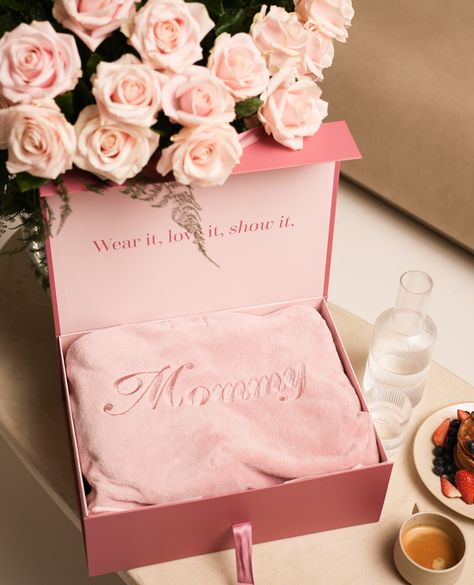 Life is better in PINK. Our gifting boxes make every moment special. It's not just a gift; it's an experience in itself. Discover the joy of giving and receiving with our beautiful packaging. 🎀 ⁠ ⁠ #PersonalizedLuxury #GiftsFromTheHeart #present #bathrobe #personalised #robes #gift #loungewear #family #leolive #kimono #gift-ideas Joy Of Giving, Beautiful Packaging, Life Is, Life Is Good, Mothers Day, Gift Box, Lounge Wear, Gift Ideas, Packaging