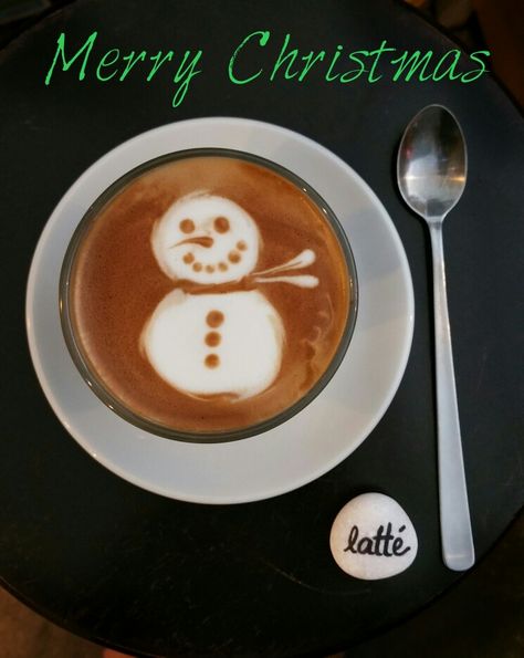 Christmas 2015  #snowman #latte #arr Christmas Tree Latte Art, Christmas Latte Art, Latte Art Tutorial, Hot Chocolate Party, Christmas Latte, Cappuccino Art, Coffee Latte Art, Coffee Party, Amazing Food Art