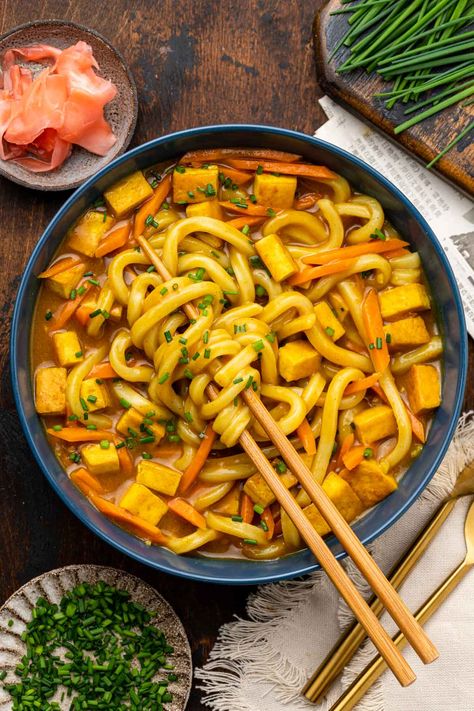 Enjoy thick, chewy udon noodles drenched in a flavourful creamy sauce. This Vegan Curry Udon ready in just 20 minutes guarantees comfort in every bite. These Japanese curry noodles make the perfect hearty dinner, sure to become your family's favourite meal. Curry Udon Recipe, Vegan Congee, Kakiage Tempura, Vegan Udon Noodles, Sunomono Salad, Vegan Udon, Udon Recipe, Curry Udon, Udon Noodle