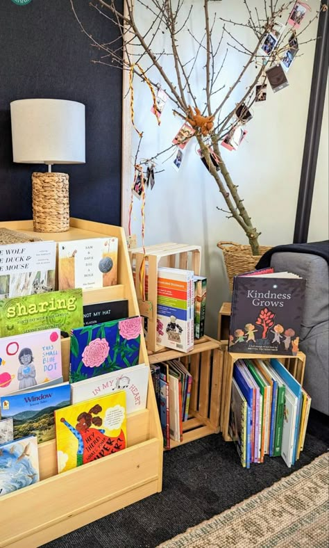 Corner Book Display, Reading Corner Montessori, Classroom Book Corner Ideas, Eclectic Classroom Decor, Preschool Library Center Ideas, Preschool Library Center, Kindergarten Classroom Library, Homey Classroom, Preschool Reading Corner