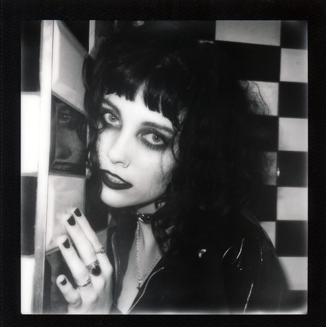 Heather Baron Gracie, Pale Waves, A Muse, Dark Makeup, Old Money, Muse, Makeup, Twitter, Make Up