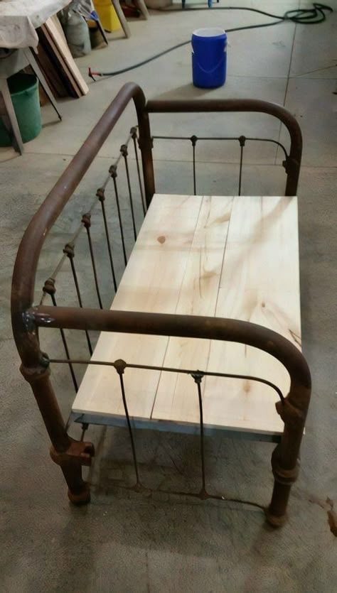 Bed Frame Bench, Old Bed Frames, Headboard Benches, Iron Bed Frame, Iron Bed, Diy Furniture Renovation, Metal Bed, Furniture Renovation, Repurposed Furniture Diy