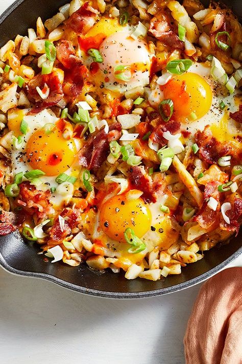 This quick and easy 30-minute breakfast skillet recipe incorporates eggs, hash browns and bacon to create the ultimate weekday breakfast recipe meets holiday brunch recipe.#brunchrecipes #breakfastrecipes #breakfastskilletrecipes #breakfastskillets #eggrecipes #baconrecipes Breakfast Skillet Recipes, Low Calorie Breakfast, Breakfast Skillet, Bacon Breakfast, Sunday Breakfast, Hash Brown, Hash Browns, Skillet Meals, Morning Food