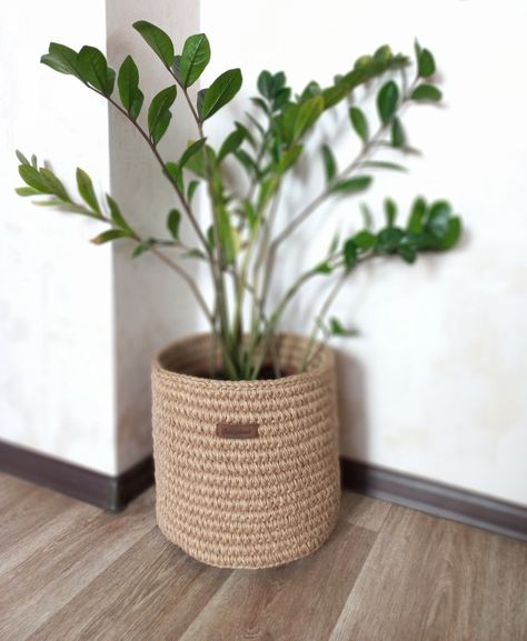 Jute Planters, Plantas Interior, Plant Pot Design, Pot Design, Crafts For Home Decor, Diy Crafts For Home Decor, Container Plants, Plant Holders, Plant Pot