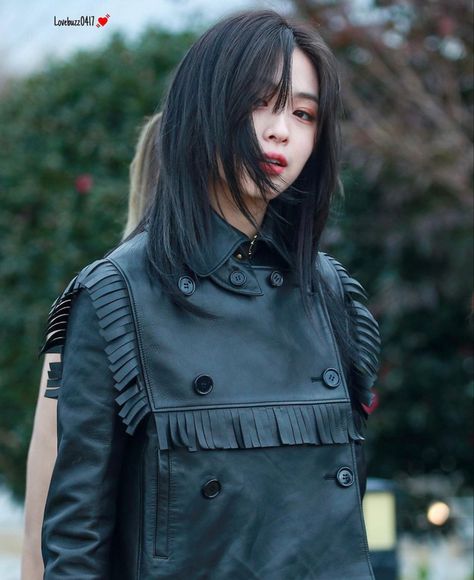 Purple Black Hair, Shin Ryujin, Girl Crushes, Womens Haircuts, Korean Girl, South Korean Girls, Medium Hair Styles, بلاك بينك, Kpop Girls