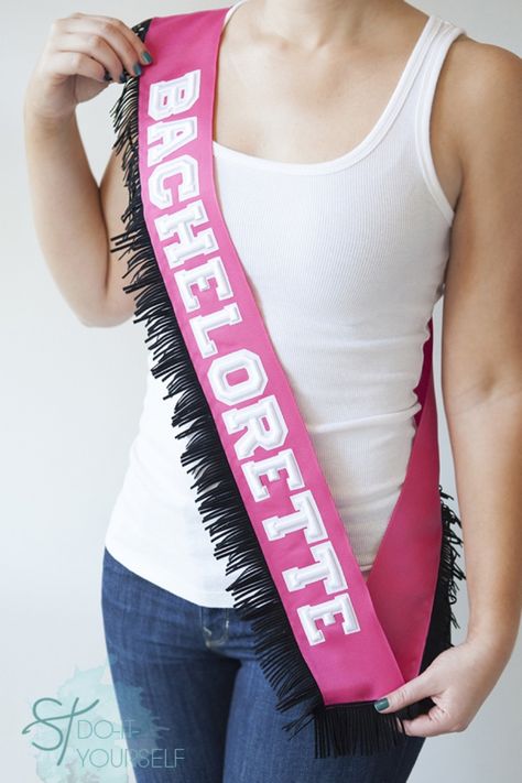 #DIYwedding ~ don't settle for the half-plastic bachelorette sashes that they sell in the store when you can easily make a cute one like this! Click through for all the instructions!!! #diy #bachelorette Diy Bachelorette, Bachelorette Party Unique, Bachelorette Party Veils, Bachelorette Diy, Miami Bachelorette Party, Bachelorette Party Sash, Party Veil, Bachelorette Sash, Birthday Sash