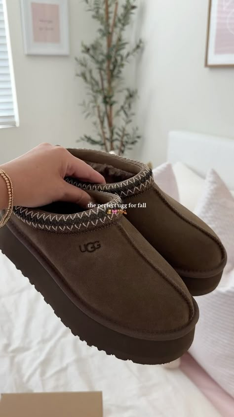 All posts • Instagram Dark Brown Uggs, Tazz Slipper, Brown Uggs, People Don't Understand, Cute Uggs, Ugg Tazz, Girls Things, Instagram People, Women's Spurs