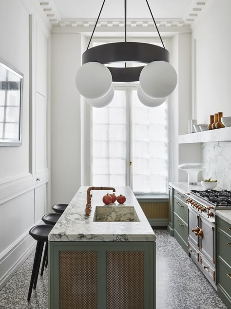 Green Kitchen Cabinets, Entertaining Kitchen, Apartment In Paris, Contemporary Apartment, Geometric Chandelier, French Kitchen, Parisian Apartment, Décor Boho, Interior Kitchen