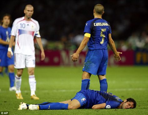 The former France star was shown a straight red as Italy went on to win on penalties Roi Mohamed 6, Marco Materazzi, Italian Soccer Team, Fabio Cannavaro, Italy World Cup, Italy National Football Team, Michael Steele, Football Passion, Italy Soccer