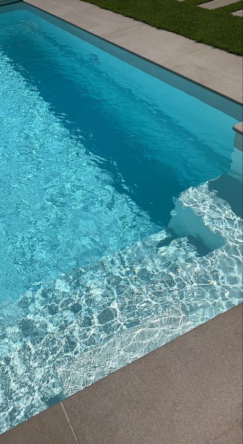 Swimming Pool Story Instagram, Pool Fake Story, Fake Holiday Snaps, Beautiful Winter Pictures, Swimming Pictures, Foto Fake, Aesthetic Photography Grunge, Winter Pictures, Summer Feeling