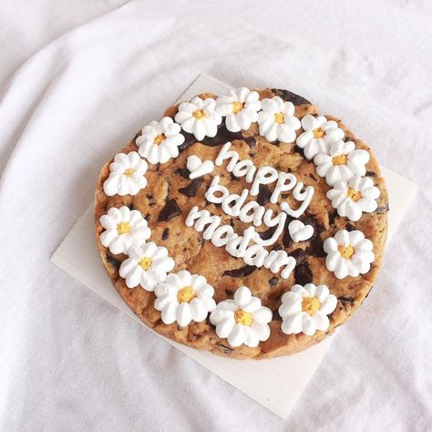 Pretty Cookie Cake, Chocolate Chip Cookie Cake Birthday, Cookie Cake Aesthetic, Cookie Cake Decorating Ideas, Cookie Cake Designs, Cookie Cake Birthday, Chocolate Chip Cookie Cake, Cookie Cakes, Healthy Sweet Treats