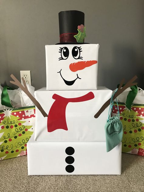 Snowman Gift Tower Cute Ideas, Bakery Slogans, Snowman Presents, Christmas Wrapping Diy, Xmas Gift Wrap, Christmas Lollipops, Christmas Yard Art, Christmas Party Themes, Funny Christmas Gifts