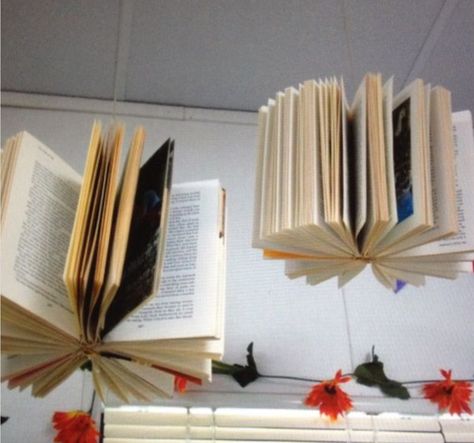 Hang old books that you aren't using from the ceiling Reading Display, Bored Teachers, Diy Classroom Decorations, School Displays, Classroom Organisation, English Classroom, Middle School Classroom, Diy Classroom, Book Corners