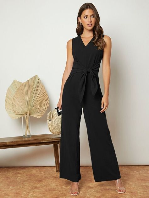 Black Serving Outfit, Jumpsuit Inspiration, Inverted Triangle Body Shape Outfits, Smart Outfits, Backless Halter Top, Formal Jumpsuit, Christmas Dresses, Women Suits, Coord Set