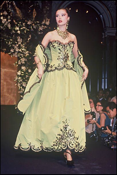 Jean Paul Gaultier Spring 1994, Medieval Runway Fashion, Vintage Runway Fashion Haute Couture, 90s Runway Fashion Aesthetic, Old Italian Fashion, Gilded Age Met Gala, Old Fashion Runway, Jocelyn Outfits, Green Runway Fashion