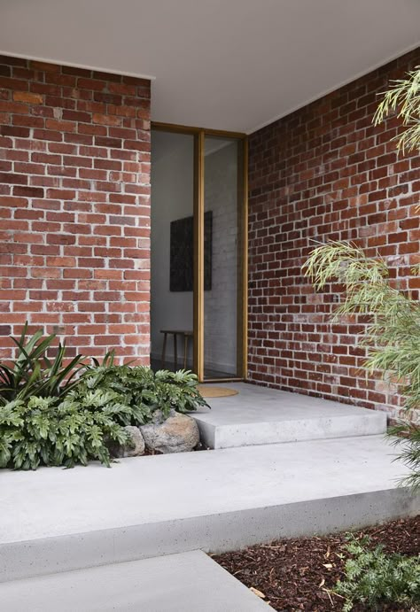 Modern Brick House Exterior, Clinker Brick House, Red Brick House Exterior, Modern Brick House, Clinker Brick, Timber Pergola, Weatherboard House, Recycled Brick, Red Brick House