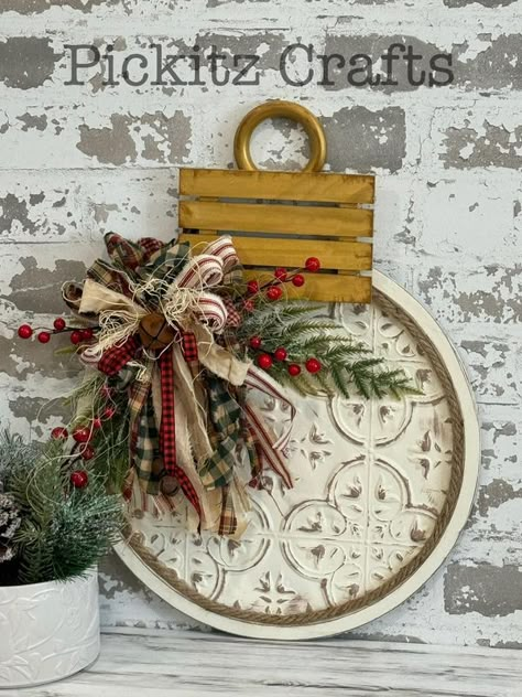 Christmas Crafts 2023, Dollar Tree Craft Ideas, Tree Craft Ideas, Christmas Pizza, Fair Crafts, Christmas Door Hangings, Christmas Wooden Signs, Diy Furniture Redo, Door Signs Diy