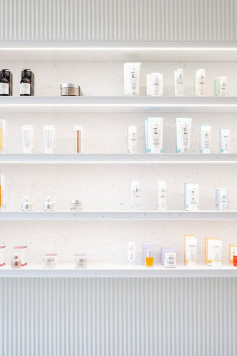 Gallery of Zalando Beauty Station / Batek Architekten - 12 Skin Care Display Ideas, Cosmetics Shelves Design, Beauty Product Shelf Display, Skin Care Product Display, Beauty Products Display Shelves, Beauty Product Display, Product Display Retail, Skincare Shelves, Skincare Product Display Retail