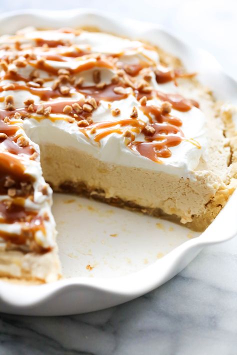 This Caramel Cream Pie is sweet and delicious! It has a toffee sugar cookie crust, a delicious creamy caramel filling. It it is topped with sweetened whipped cream, drizzled with caramel and garnished with additional toffee. If you love caramel, this is the pie for you! Caramel Creme Pie, Caramel Custard Pie, Freezer Pies, Caramel Cream Pie, Movie Themed Food, Cobbler Bars, Types Of Pies, Fruit Crisp Recipe, Creme Pie