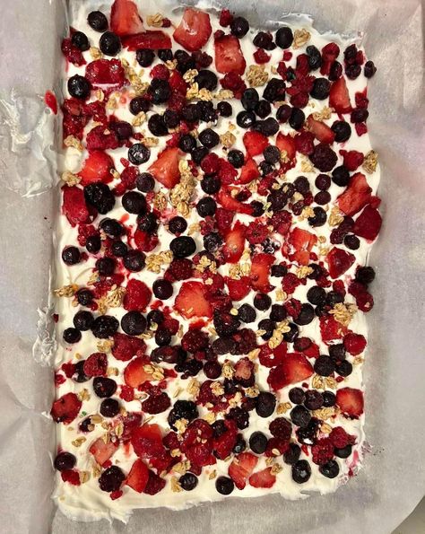 Berry Granola Yogurt Bark, Ww 2024, Bark Recipes Easy, Pistachio Dessert Pudding, Baked Bars, Berry Granola, Yogurt Bark Recipe, Yogurt Bark, Yogurt And Granola