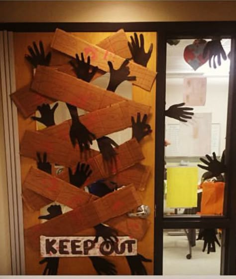 Door for Halloween Halloween Door Ideas, Halloween Door Decorations Classroom, Porta Halloween, Halloween Doors, Halloween Classroom Door, Halloween Diy Door, Halloween Classroom Decorations, Halloween Front Door Decorations, Classroom Door Decor