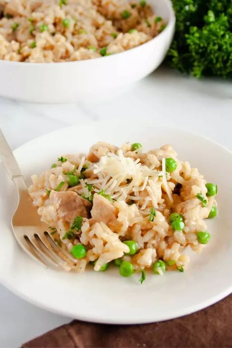 Oven-Baked Chicken Risotto | Foodtalk Pea Orzo, Risotto Recipes Chicken, Baked Risotto, Lemon Risotto, Baked Teriyaki Chicken, Baked Spaghetti Casserole, Barley Risotto, Chicken Risotto, Roast Chicken Leftovers