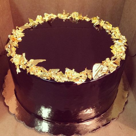 Chocolate Cake finished with a dark chocolate glaze and a "wreath" of gold leaf. Fall Leaf Cake, Chocolate Cake Images, Gold Cake Decorations, Chocolate Cream Cake, Gold Leaf Cakes, Gold Dessert, Edible Gold Leaf, Gold Cupcakes, Chocolate Cake Designs