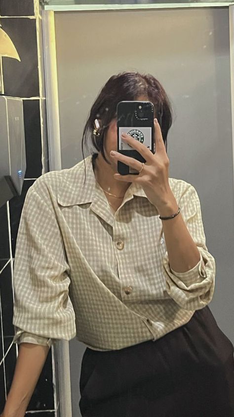 Mirror Selfie Hidden Face, Book Annotations, Trendy Outfit Ideas, Mirror Selfie Poses, Hidden Pictures, Fall Outfit Ideas, Trendy Fall Outfits, Mirror Pic, Trendy Outfit