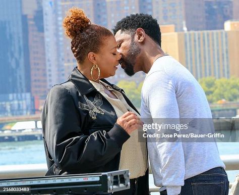 Queen Latifah and Tory Kittles are seen filming a scene at "The... Queen Latifah Girlfriend, Tory Kittles, Queen Latifah Style, Amy Macdonald, Queen Latifah, Long Island City, Equalizer, Christmas Background, Movies Showing