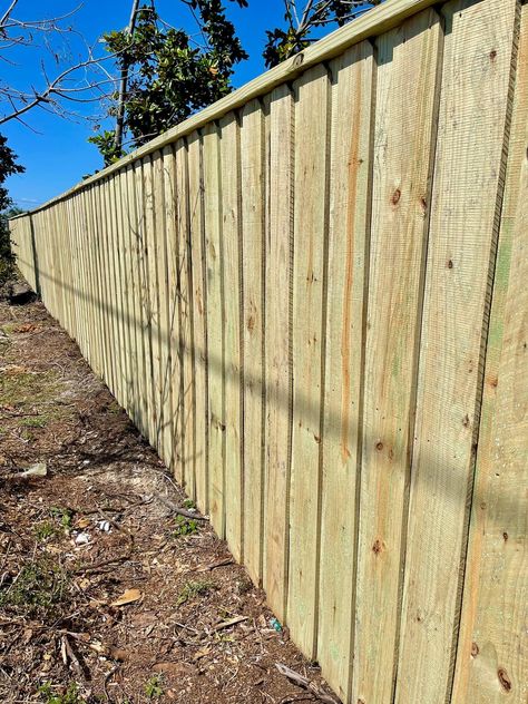 Board on Board Wood Fence completed in Panama City. This style of Fence is great If you are looking for a Wood Fence that is more than your standard picket construction. Also by adding a top cap or trim it enhances the look of the fence completely. Fence Panels Ideas Decor, Cedar Wood Fence, Wood Fence Gates, Wood Privacy Fence, Wood Fence Design, Wood Fences, Panama City Florida, Horizontal Fence, Types Of Fences