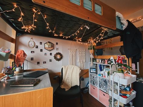 Dorm Loft Bed Ladder, Dorm Room Desk Under Bed, College Loft Dorm Room Ideas, Dorm Room Decor Lofted Bed, Dorm Room Designs Lofted Beds, Lofted Bed Dorm Room Ideas Aesthetic, Dorms With Lofted Beds, Dorm Loft Bed Ideas Layout, Dorm Room Ideas With Lofted Bed