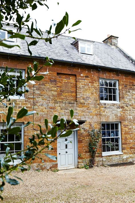 Georgian Farmhouse Exterior, Georgian Farmhouse Interiors, Yorkshire Farmhouse, Farmhouse Facade, Cottage Couture, Farmhouse English, House Manifestation, Georgian Cottage, Lodge Exterior