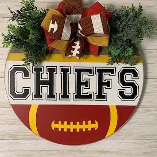 ChickadeeDoorDecor - Etsy Chiefs Door Hanger, Kc Cheifs, Front Door Wood, Door Rounds, Fundraising Crafts, Team Decor, Football Door Hangers, Kc Chiefs Football, Wooden Creations