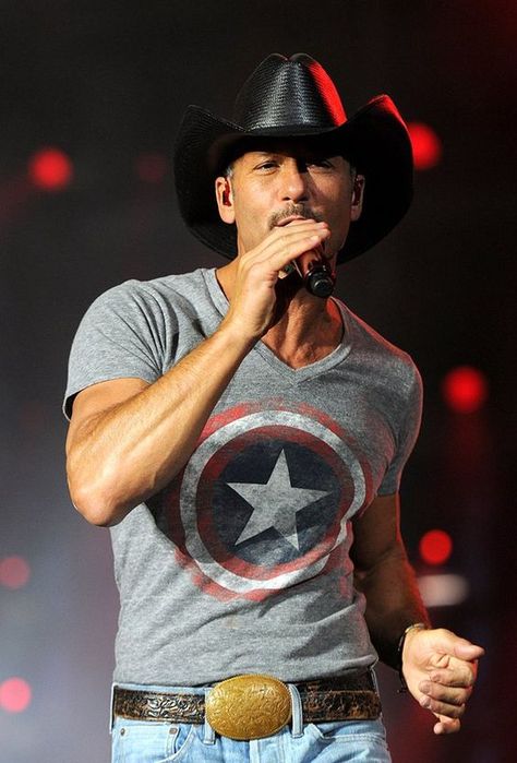 Celebrity Style Tim McGraw: Bullet Blues looks at Tim McGraw's style formula for simple man style with American-made jeans and shirts, country style. Simple Man Style, Tim Mcgraw Shirtless, Tim And Faith, Tim Mcgraw Faith Hill, Captain America Shirt, Simple Man, Country Music Artists, Tim Mcgraw, Country Music Stars