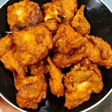 One of our favourite ways to eat Lions Mane. These tasty little bites are always a huge hit, and almost indistinguishable from fried or 'popcorn' chicken. Super quick and easy to make.  We also use this recipe to make Vegan Buffalo Wings. Once you have your finished Lions Mane nuggets, coat them in your choice of Buffa Lions Mane Mushroom Recipe, Vegan Buffalo Wings, Mushroom Recipes Vegan, Vegan Fried Chicken, Vegan Fries, Lions Mane, Popcorn Chicken, Buffalo Wings, The Mushroom