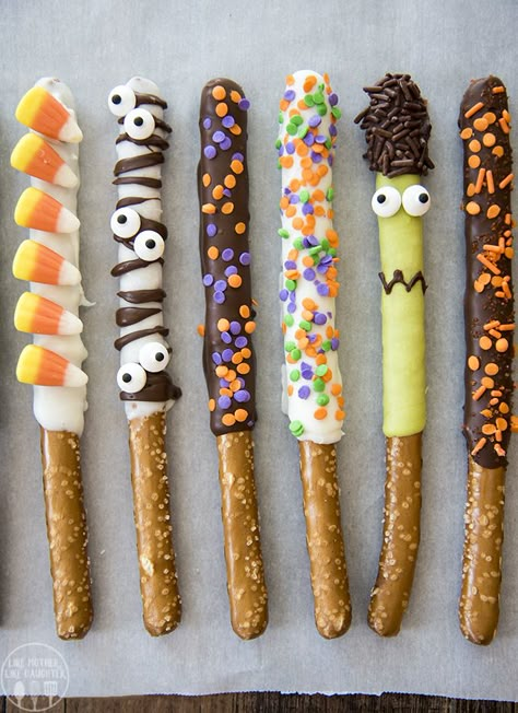 Halloween pretzels are fun and spooky chocolate covered pretzels, topped with sprinkles, candy corn, candy eyes and more to make them a perfect treat for Halloween time! Creamsicle Recipes, Thanksgiving Crockpot, Blender Soups, Cob Recipes, Shortcake Recipes, Diy Terrariums, Rainbow Recipes, Dessert Lasagna, Lush Dessert