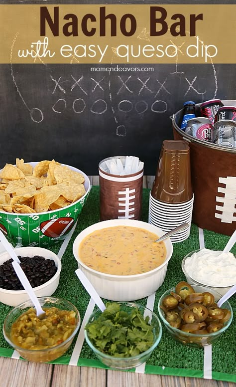 Nacho Bar Ideas, Nacho Salat, Healthy Football, Queso Dip Recipe, Football Party Foods, Nacho Bar, Food Spread, Queso Dip Recipes, Football Baby Shower