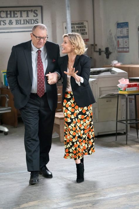 Jay and Claire - Modern Family Season 10 Episode 13 Modern Family Claire, Claire Modern Family, Jay Modern Family, Ed O Neill, Julie Bowen, Modern Family, Family Outfits, Business Women, Floral Skirt