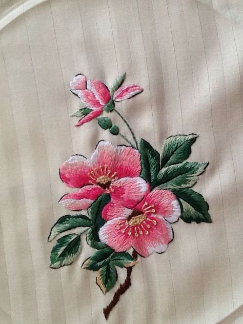 Satin Stitch Flower, Hand Embroidery Ideas, Flower Hand Embroidery, Roses Embroidery, Painting Embroidery, Pretty Embroidery, Hand Embroidery Patterns Flowers, Floral Embroidery Patterns, Embroidery Hand