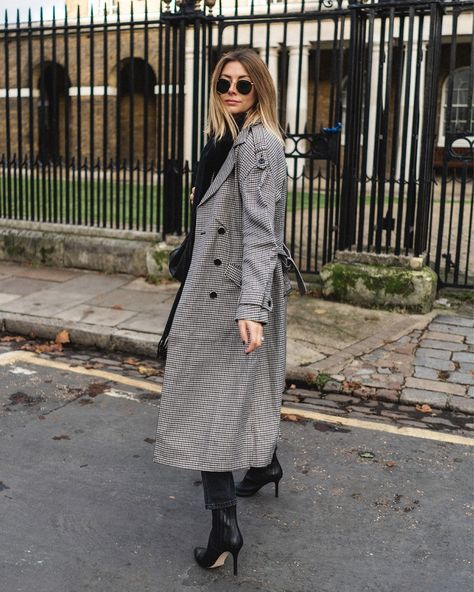 Stiletto boots with cropped black jeans. Via emmahill | LIKEtoKNOW.it Emma Hill, Trench Coat Outfit, Coat Outfit, Street Style Winter, Coat Outfits, Style Crush, Outfit Details, Black Outfit, Jacket Style