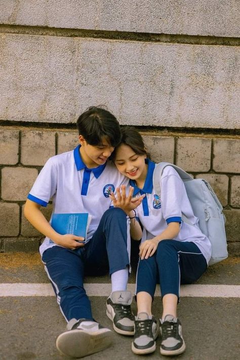 Highschool Couple Aesthetic, Corean Couples, Dp Tiktok, Korean Couple Photos, Highschool Love, Copul Pic Cartoon, Dil Photos Love, Friendship Photography, Korean Couple Photoshoot