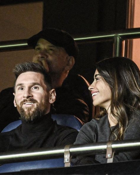 Messi Antonella Roccuzzo, Messi Antonella, Messi And Antonella, Soccer Wife, Lionel Messi Wife, Messy Girl Aesthetic, Messi And Wife, Antonella Messi, Sports Drawing