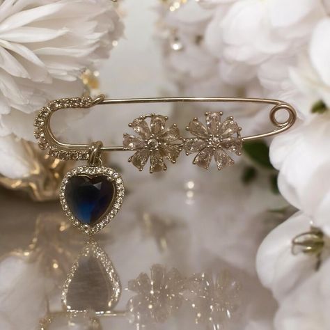 🔰 Searching for the perfect "Something Blue" for your special day❓ 🎨 Add a touch of elegance and tradition to your bridal bouquet with our Blue Heart Rhinestone Charm Pin. This delicate accessory is not just a beautiful addition but also a heartfelt keepsake, designed to symbolize purity, love, and fidelity. Whether it's pinned to your bouquet or attached to your garter, this charm is a timeless way to personalize your wedding day. 🎁 Perfect as a wedding keepsake or a meaningful gift for the bride, this charm pin arrives beautifully packaged in a box tied with a ribbon, ready for gifting. It also includes a "Something Blue" card, or you can personalize it with a special message for an extra touch of sentimentality. ✅ Features & Benefits: 👉 Elegant Design: Silver plated CZ flower shaped