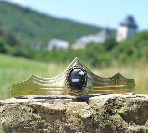 Medieval Brass Crown with Obsidian. - Material brass, obsidian - Adjustable - Smallest head circumference appox. 45 cm - Handmade The photographs are for illustration purpose only. Our products are hand made and as such they may differ in their appearance and dimensions. Please contact us if you would like to know the exact look and size. Medieval Crown, Fantasy Crown, Queen Royal, Gothic Crown, Mjolnir Pendant, Medieval Gothic, Medieval Period, Princess Costume, Royal Princess