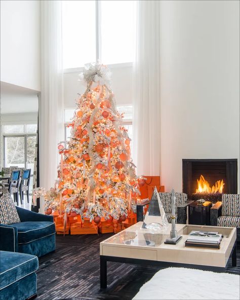 Hermes Christmas, Christmas Tree Inspiration Simple, Orange Christmas Decor, Orange Christmas Tree, Luxury Christmas Tree, Interiors Photography, Bo Ho, Orange Christmas, Halloween Tree